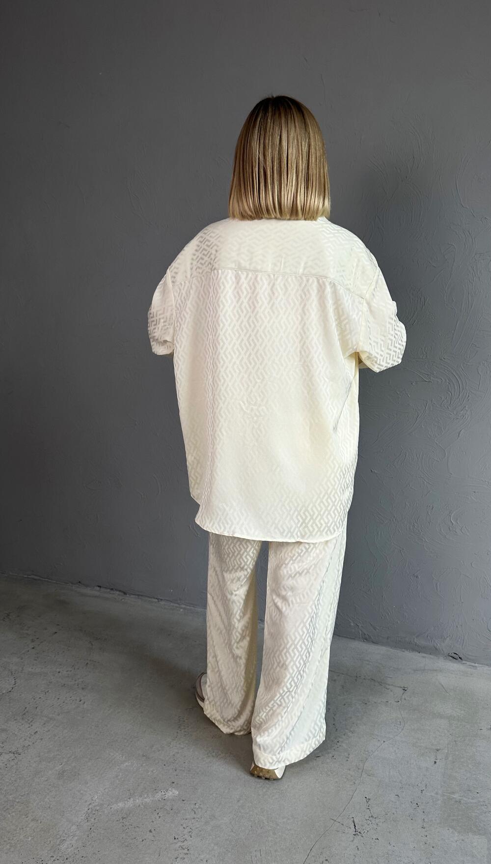 Костюм з обʼємною сорочкою та широкими брюками на резинці M, Молочний