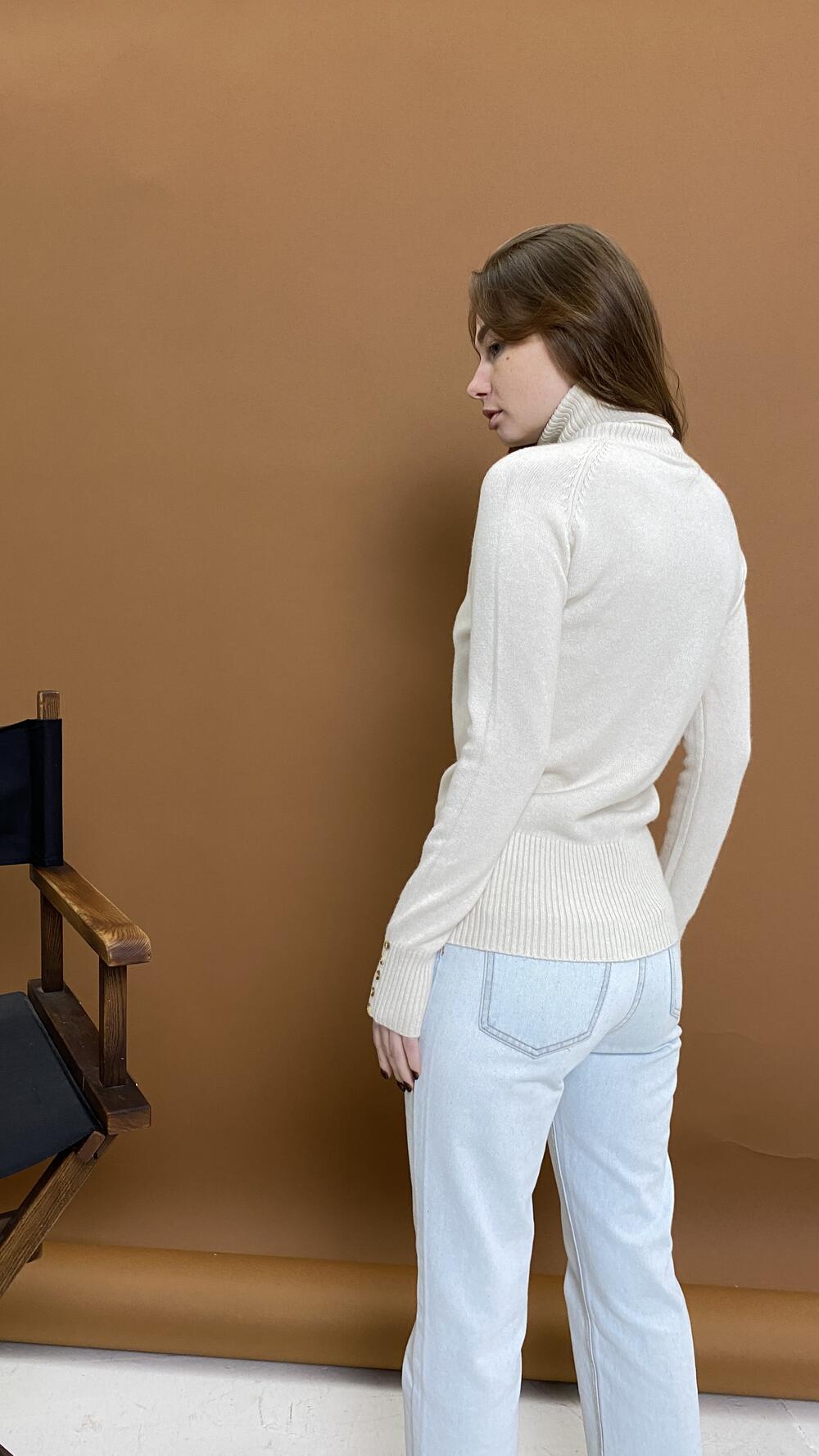 Гольф з ґудзиками на рукавах з високим комірцем 0517 Oversize, Молочний