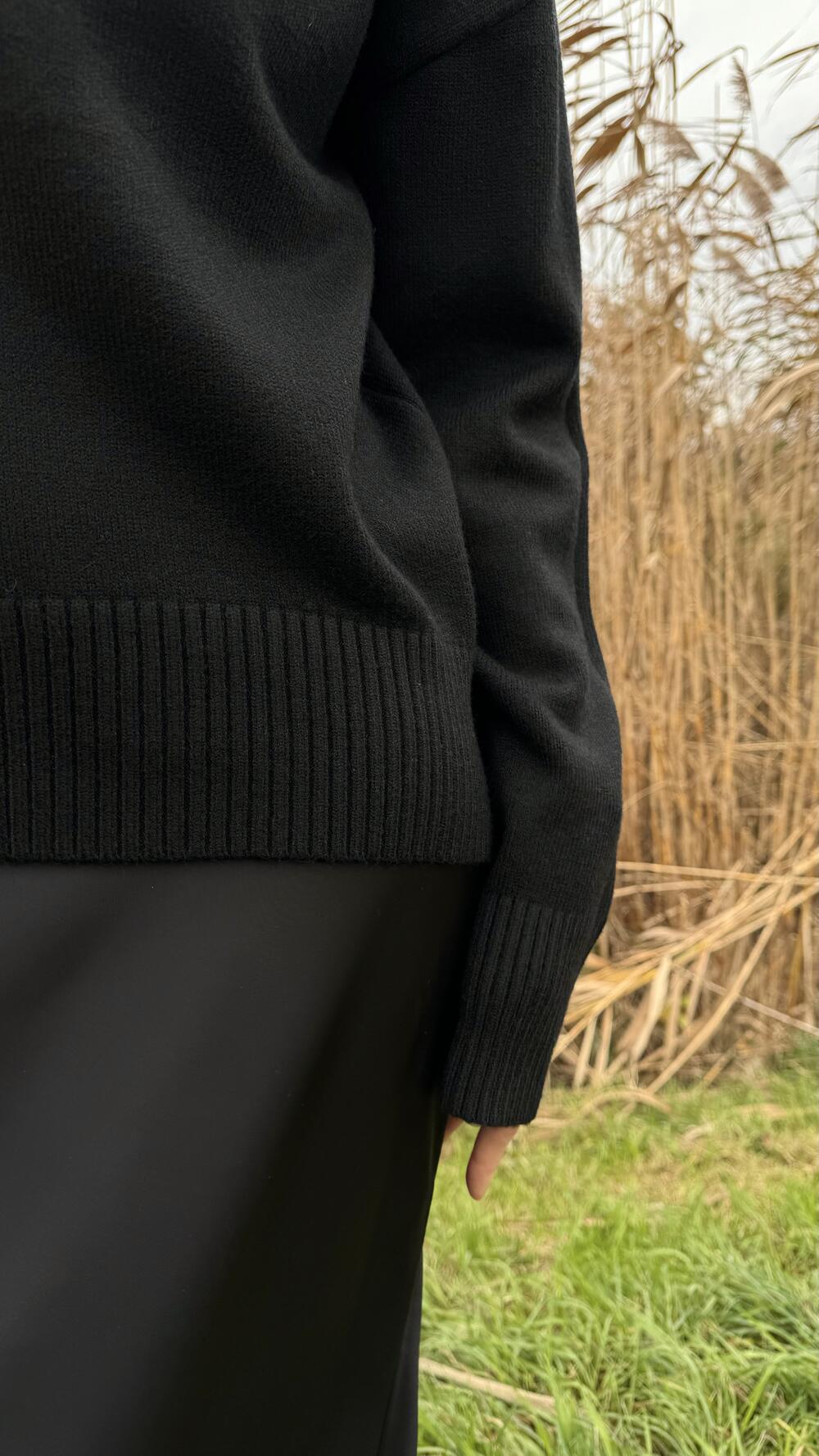 Джемпер без принту базовий, з комірцем стійка Oversize, Чорний