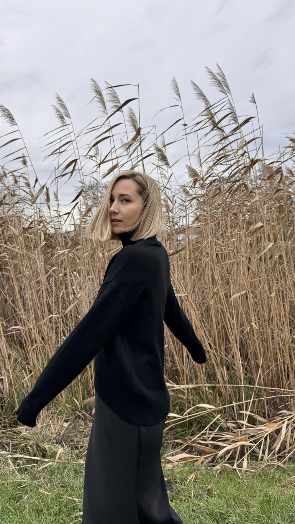 Джемпер без принту базовий, з комірцем стійка Oversize, Чорний