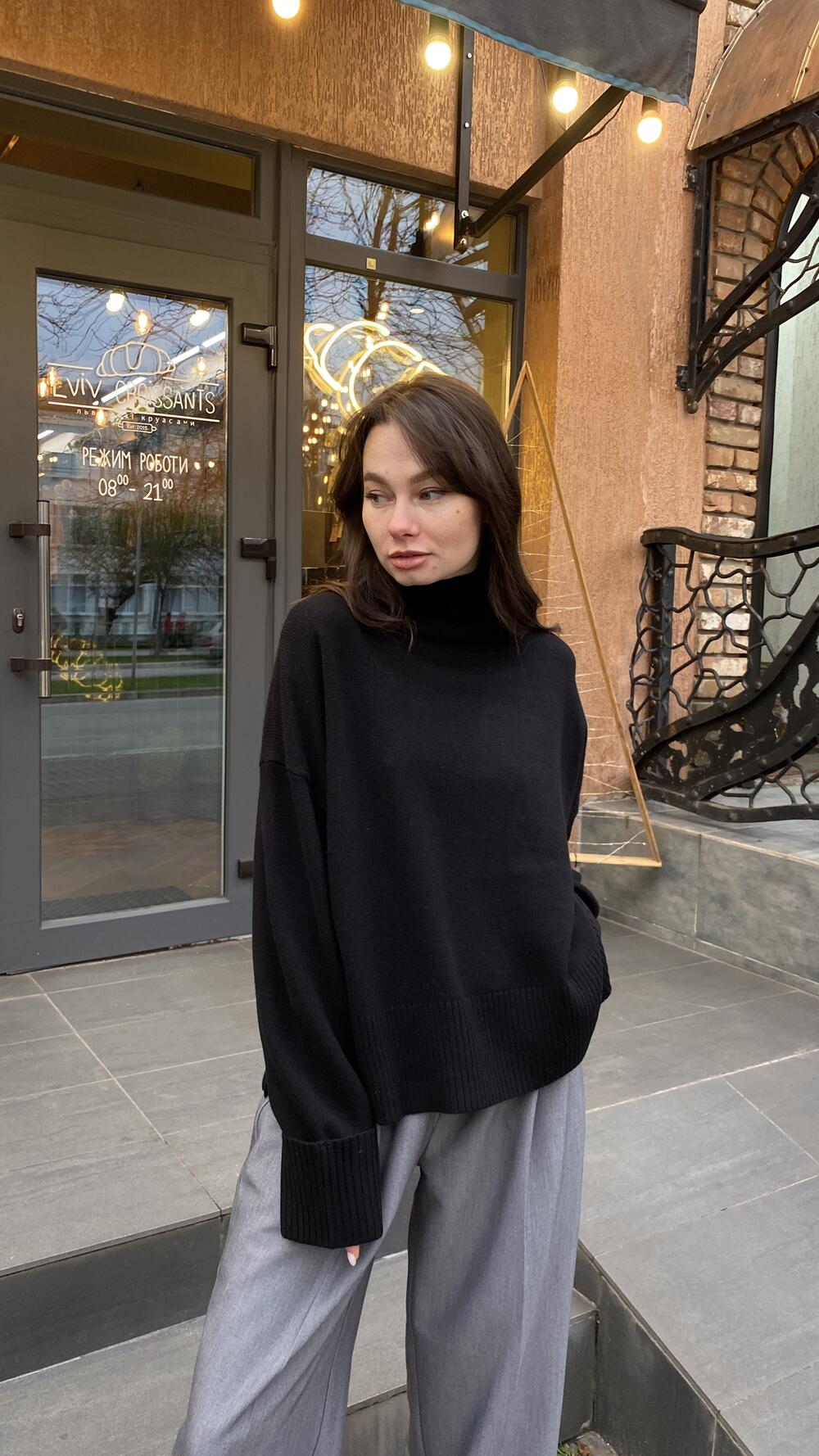 Светр кашеміровий з підворотом на рукавах та розрізом на горлі 069 Lara Oversize, Чорний