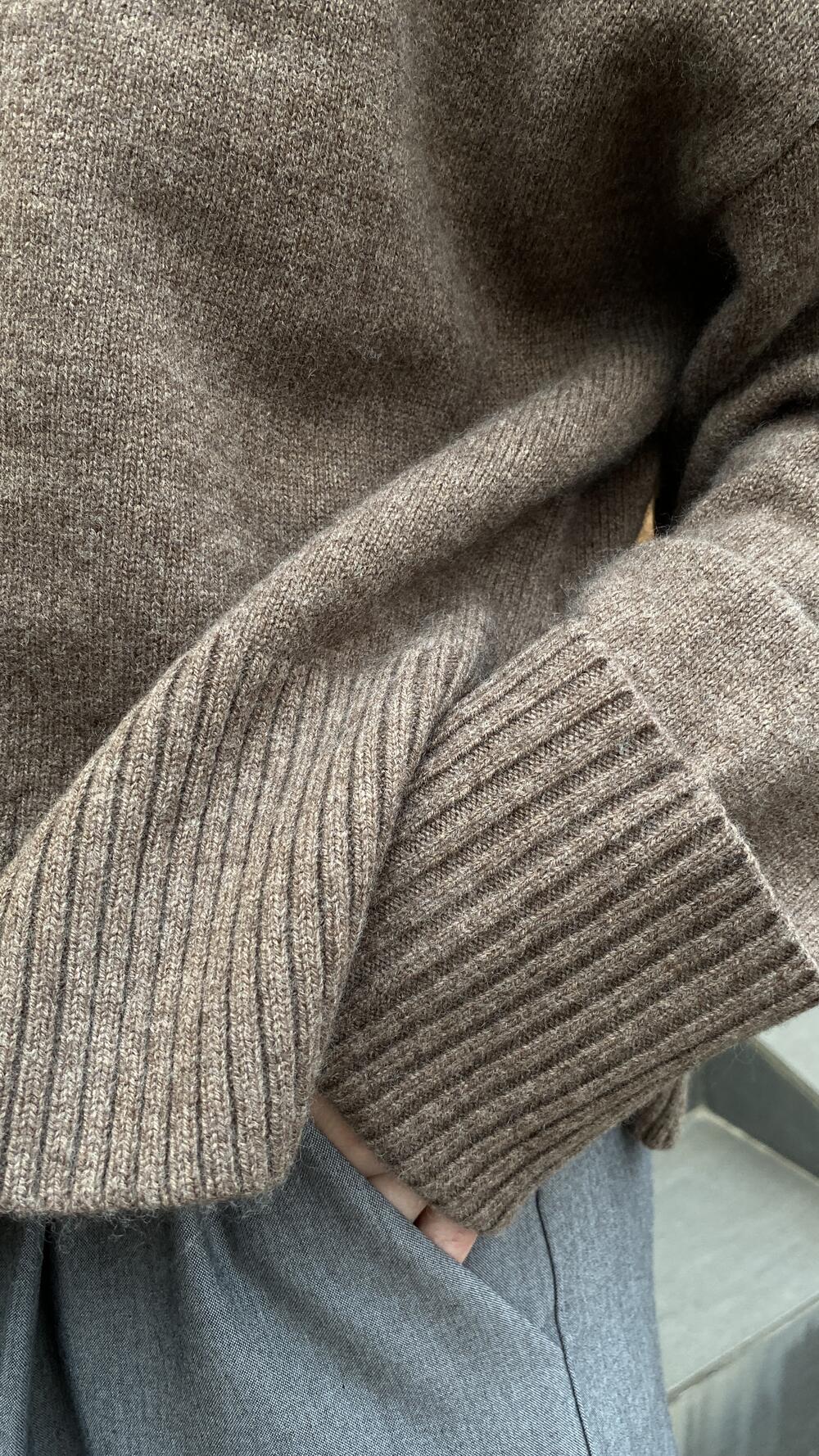 Светр кашеміровий з підворотом на рукавах та розрізом на горлі 069 Lara Oversize, Шоколадний