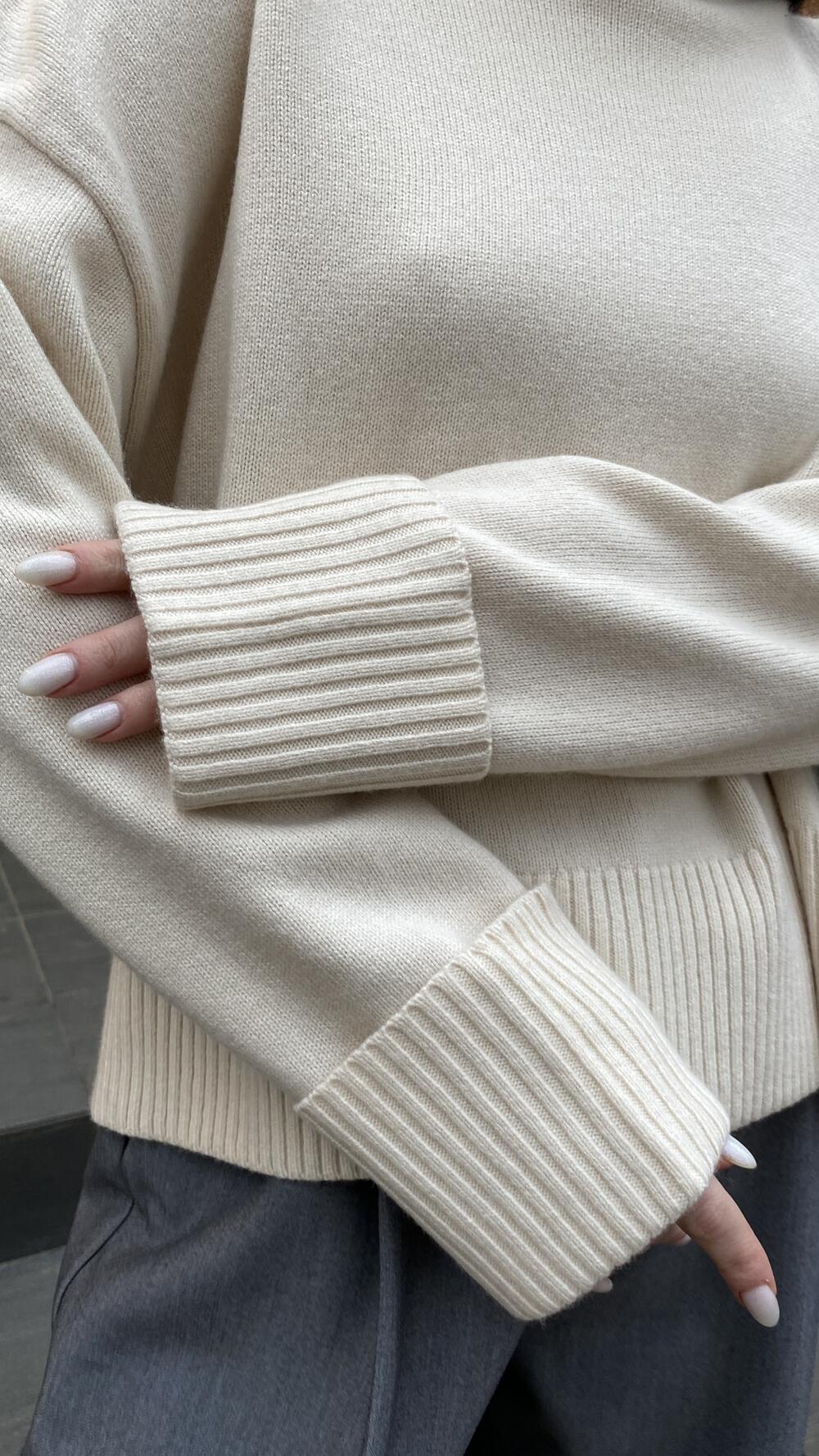 Светр кашеміровий з підворотом на рукавах та розрізом на горлі 069 Lara Oversize, Молочний