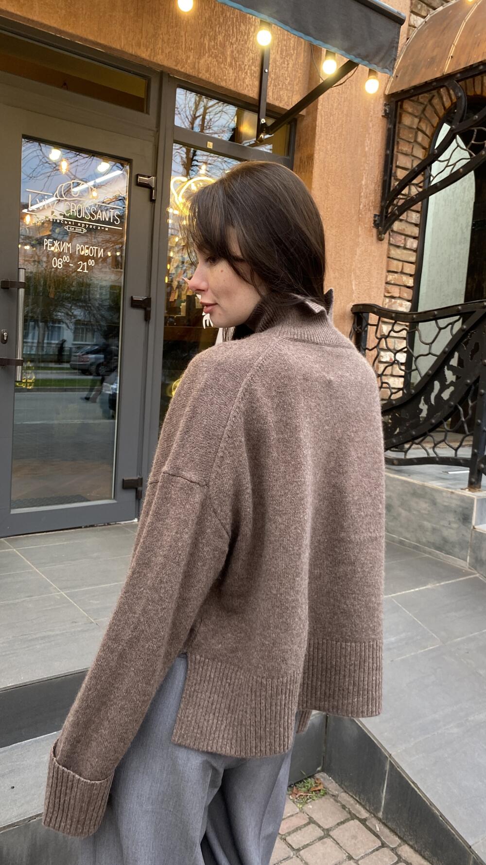 Светр кашеміровий з підворотом на рукавах та розрізом на горлі 069 Lara Oversize, Шоколадний