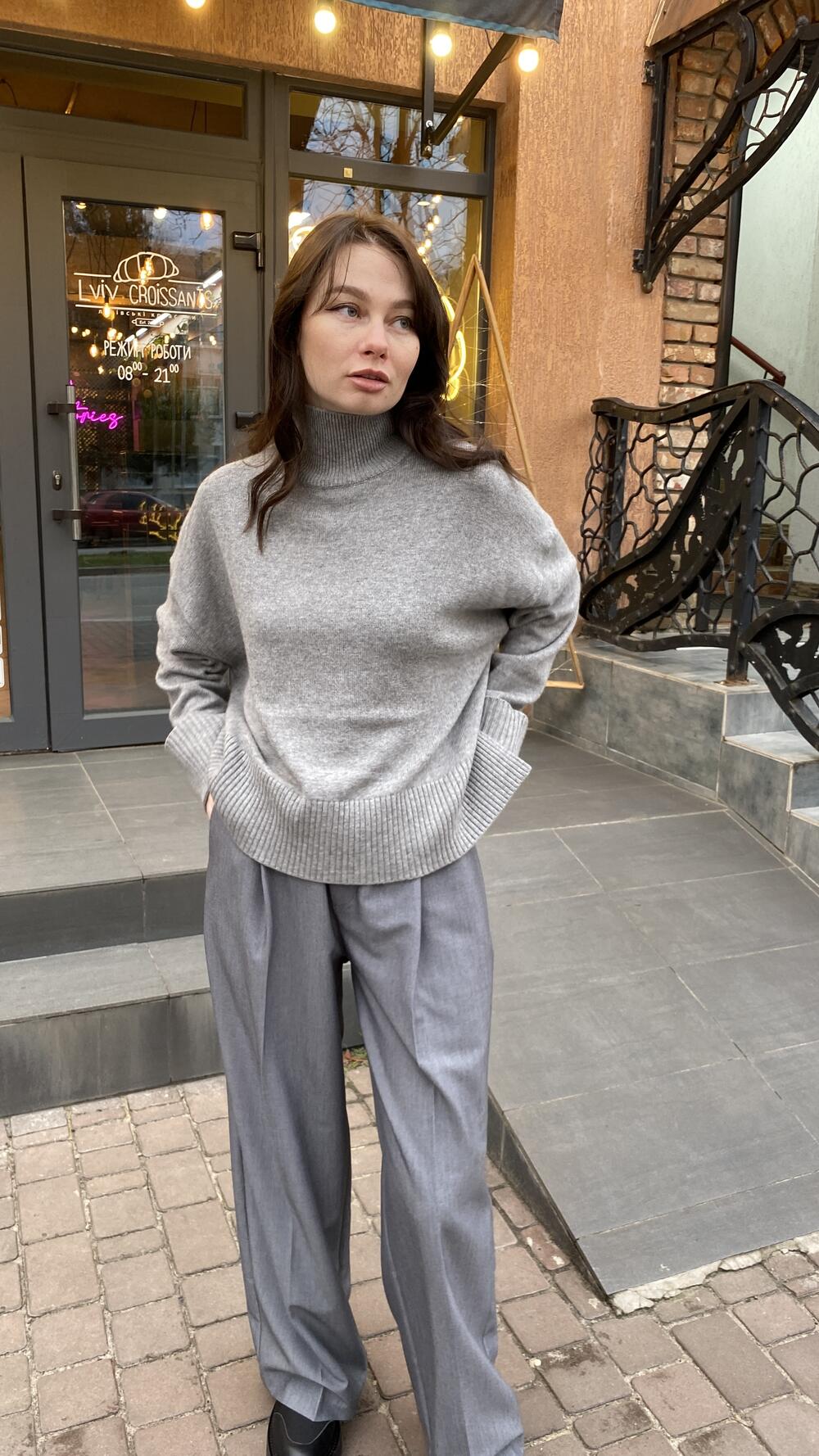 Светр кашеміровий з підворотом на рукавах та розрізом на горлі 069 Lara Oversize, Сірий