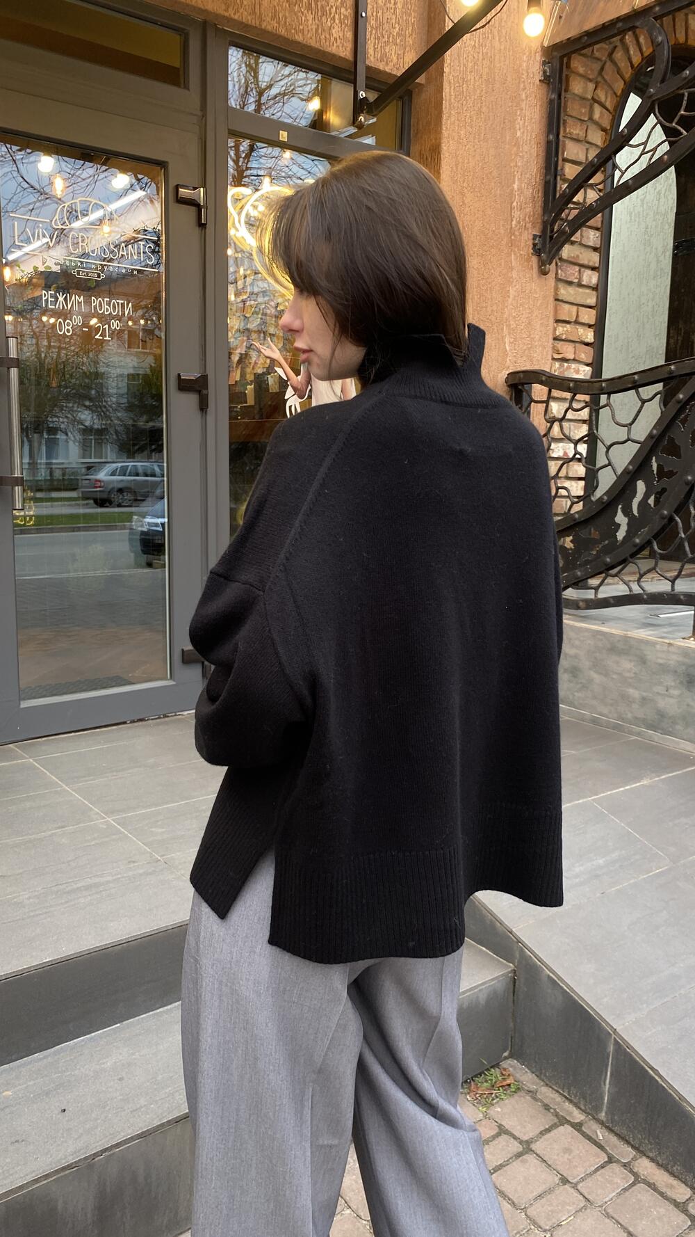 Светр кашеміровий з підворотом на рукавах та розрізом на горлі 069 Lara Oversize, Чорний