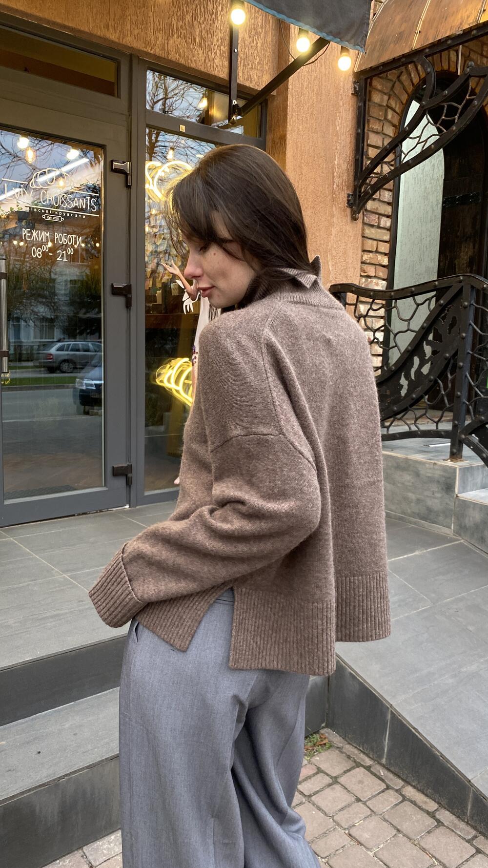 Светр кашеміровий з підворотом на рукавах та розрізом на горлі 069 Lara Oversize, Шоколадний