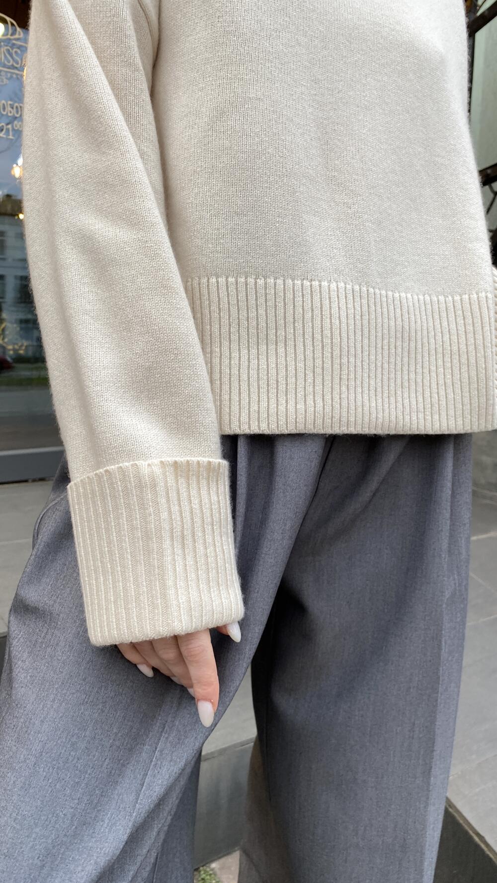 Светр кашеміровий з підворотом на рукавах та розрізом на горлі 069 Lara Oversize, Молочний