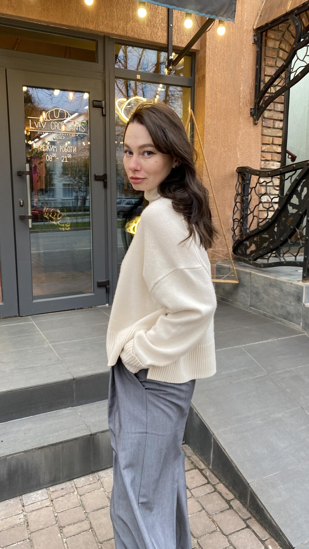 Светр кашеміровий з підворотом на рукавах та розрізом на горлі 069 Lara Oversize, Молочний