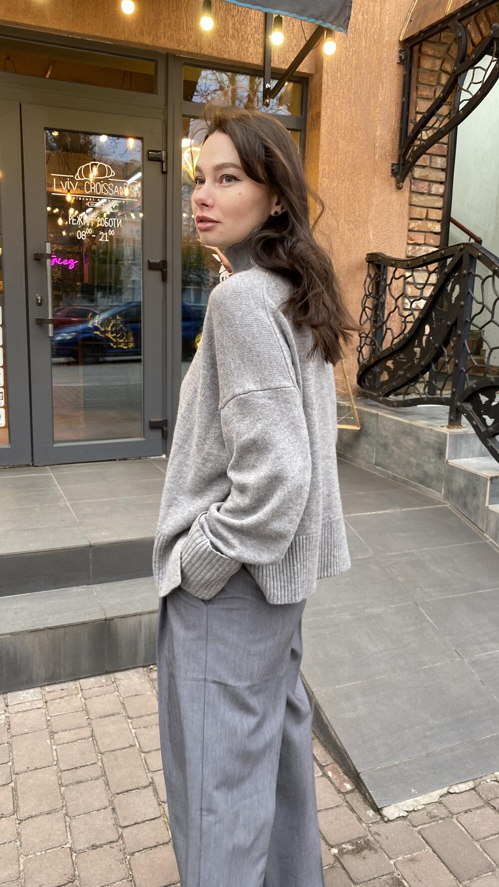 Светр кашеміровий з підворотом на рукавах та розрізом на горлі 069 Lara Oversize, Сірий