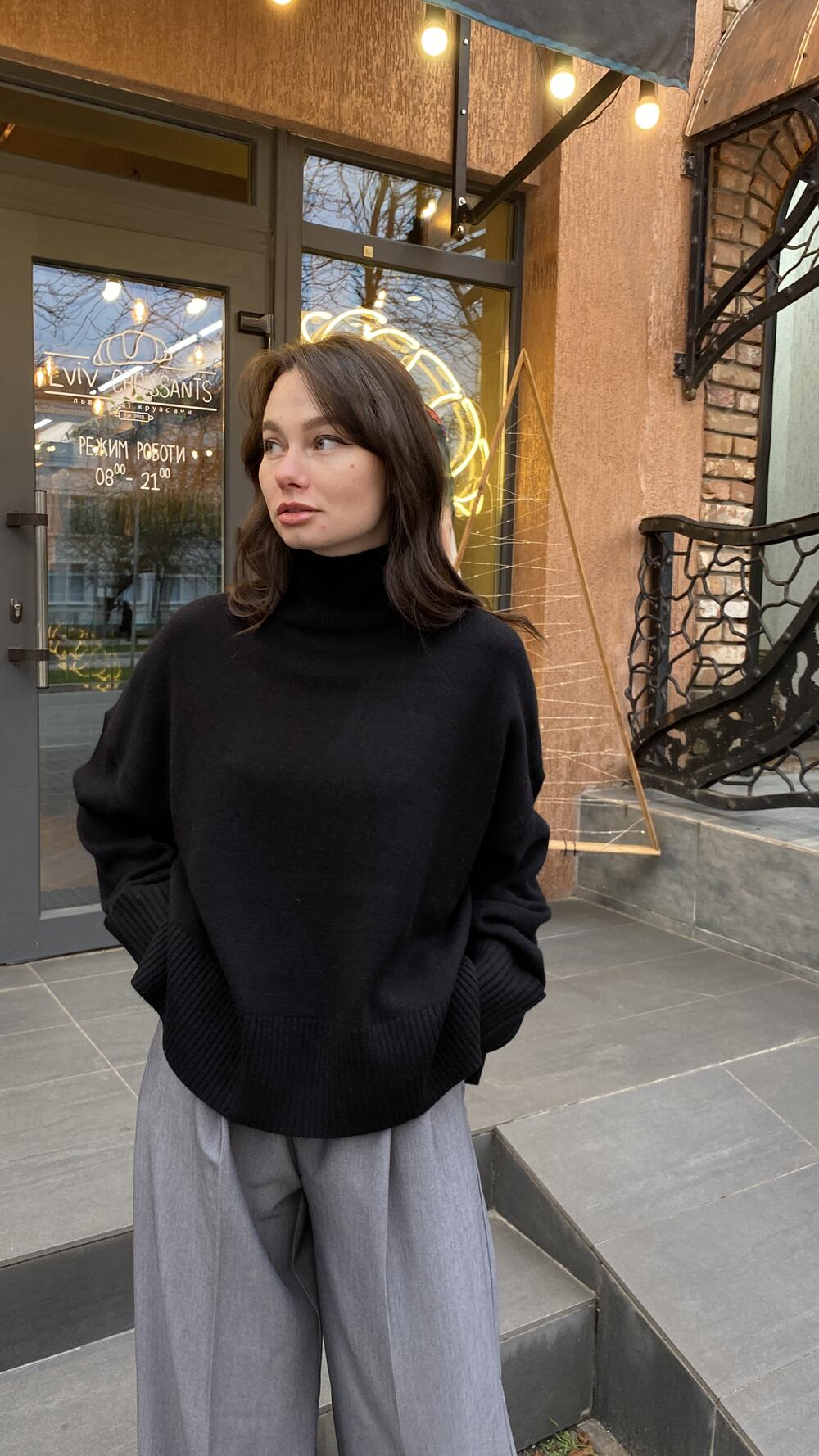 Светр кашеміровий з підворотом на рукавах та розрізом на горлі 069 Lara Oversize, Чорний