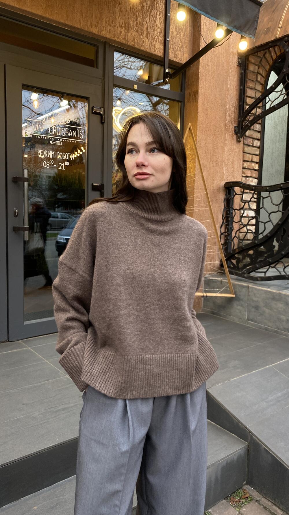 Светр кашеміровий з підворотом на рукавах та розрізом на горлі 069 Lara Oversize, Шоколадний