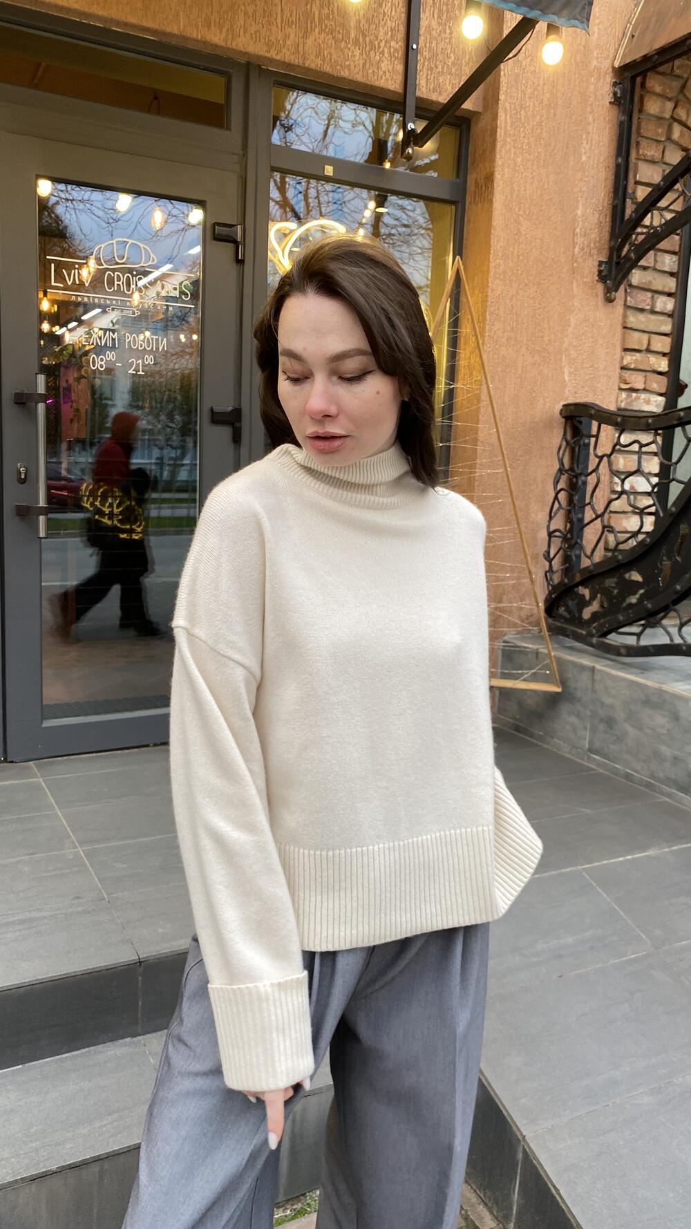 Светр кашеміровий з підворотом на рукавах та розрізом на горлі 069 Lara Oversize, Молочний