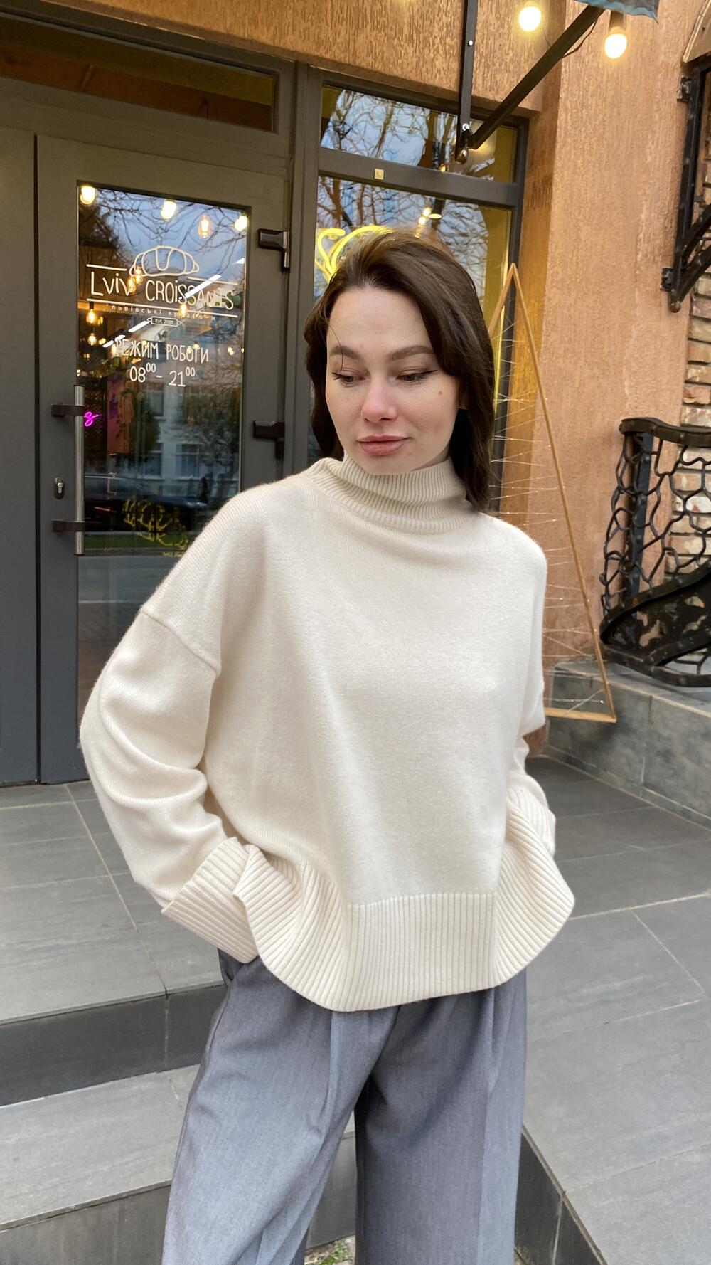 Светр кашеміровий з підворотом на рукавах та розрізом на горлі 069 Lara Oversize, Молочний