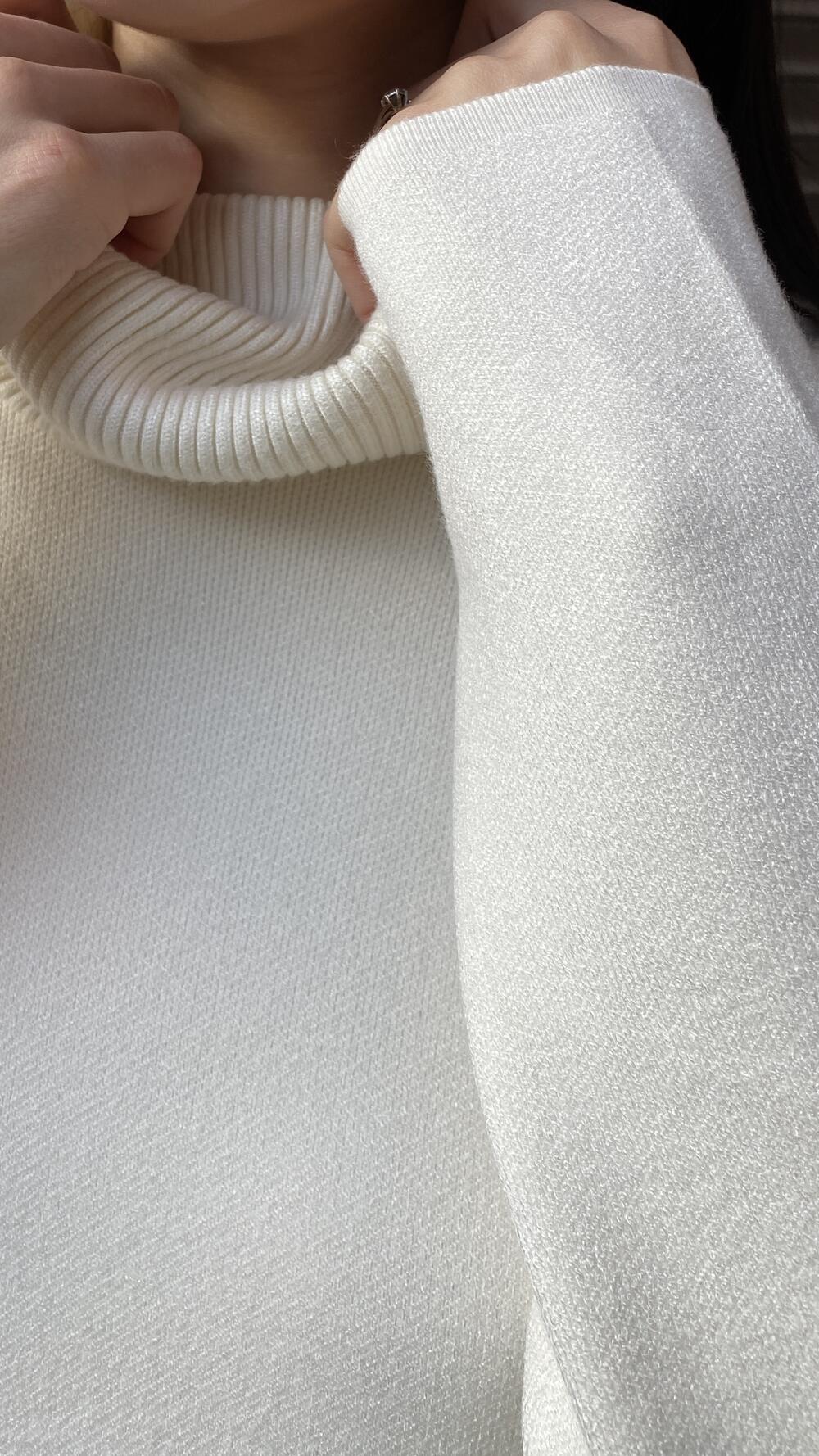 Сукні з горлом з маленькими розрізами по боках Lara Oversize, Молочний