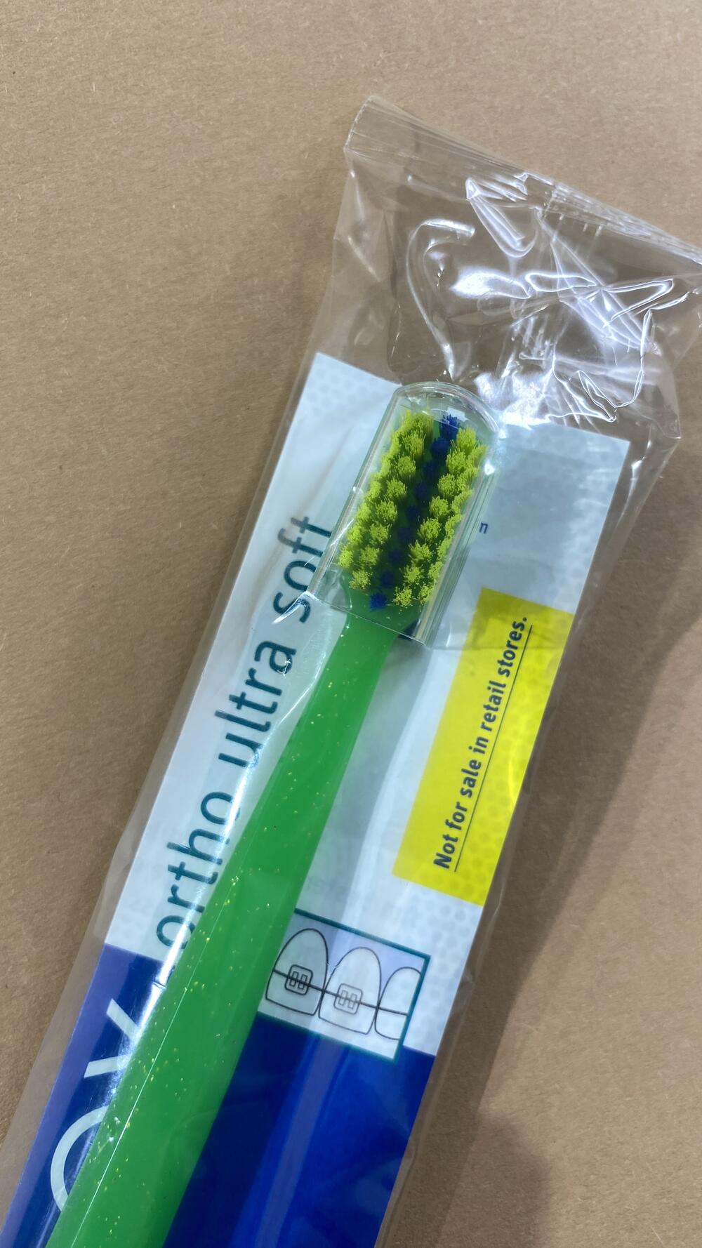 Ортодонтична зубна щітка з поглибленням для брекет систем у поліетилені, салатна з жовтим Curaprox