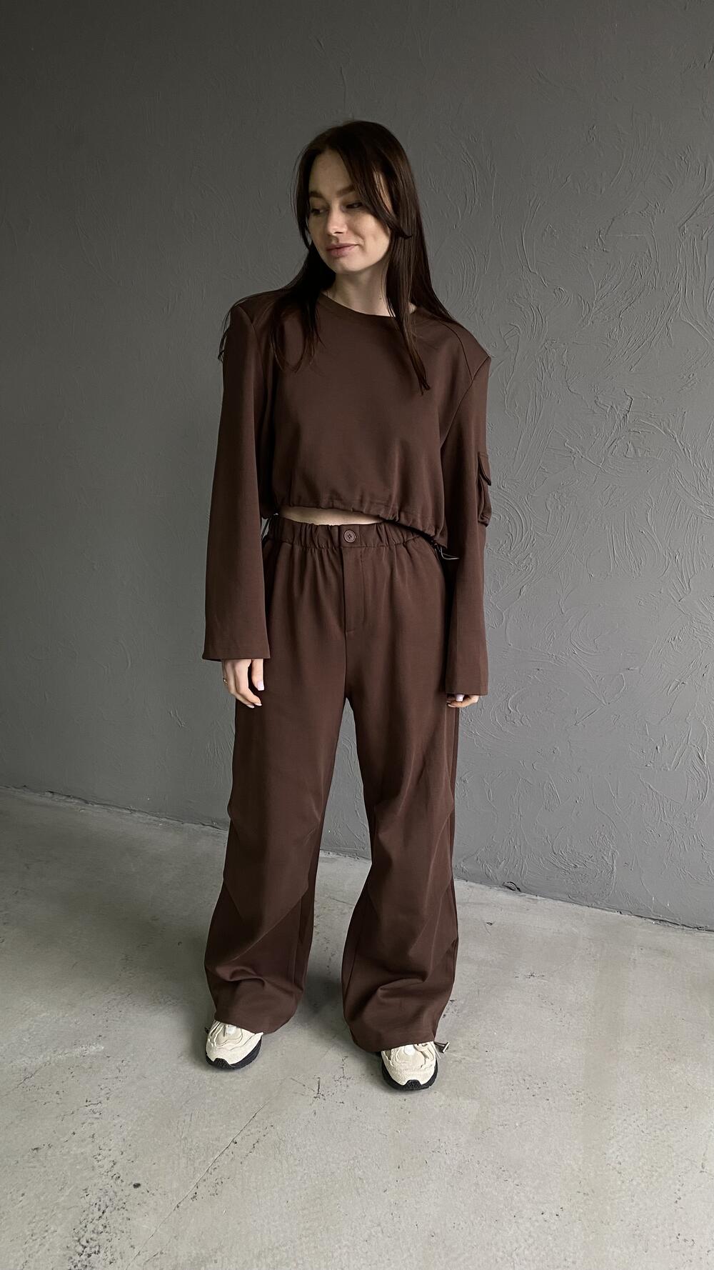 Костюм з широкими брюками з защипами та вкороченим світшотом S, Шоколадний