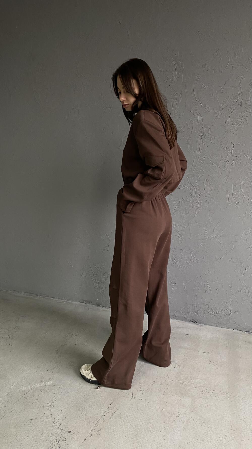 Костюм з широкими брюками з защипами та вкороченим світшотом M, Шоколадний