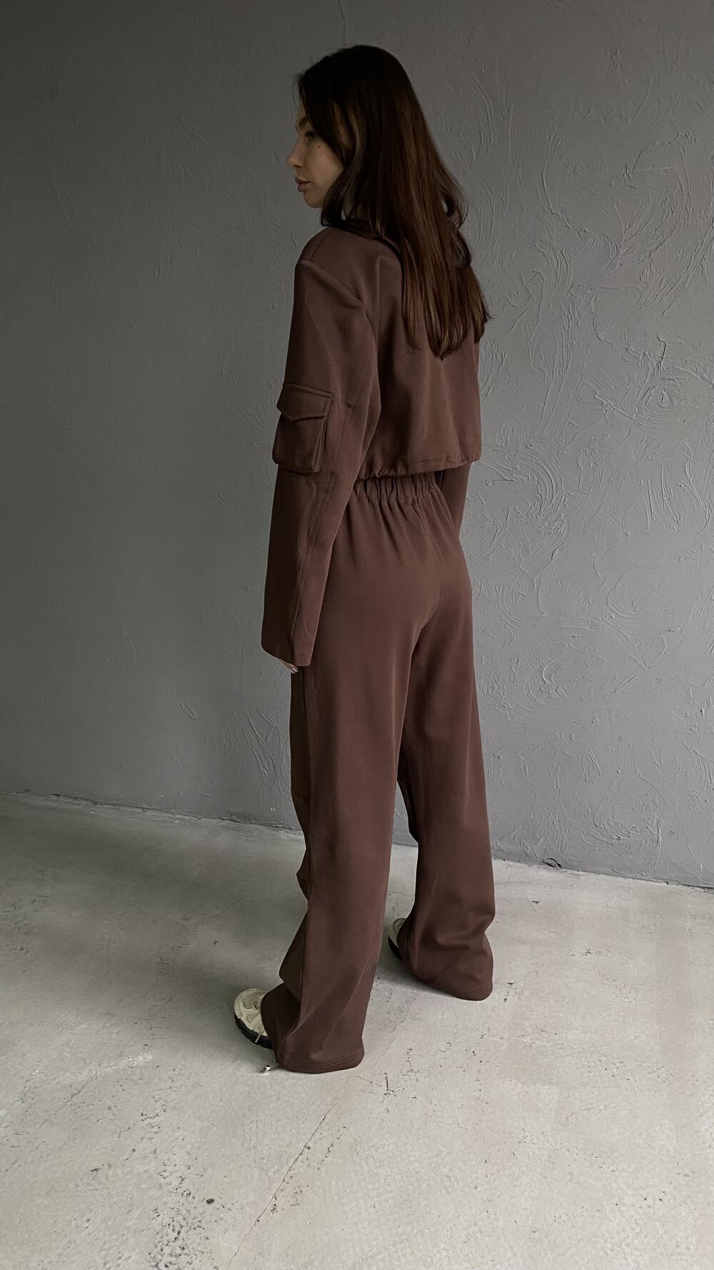 Костюм з широкими брюками з защипами та вкороченим світшотом S, Шоколадний
