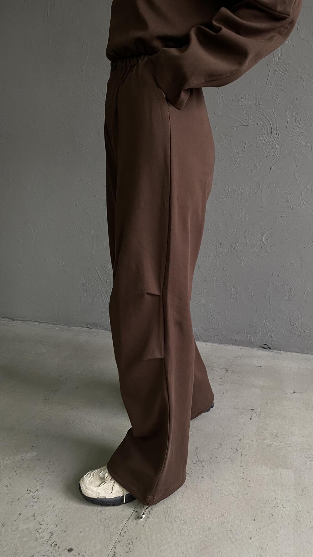 Костюм з широкими брюками з защипами та вкороченим світшотом S, Шоколадний