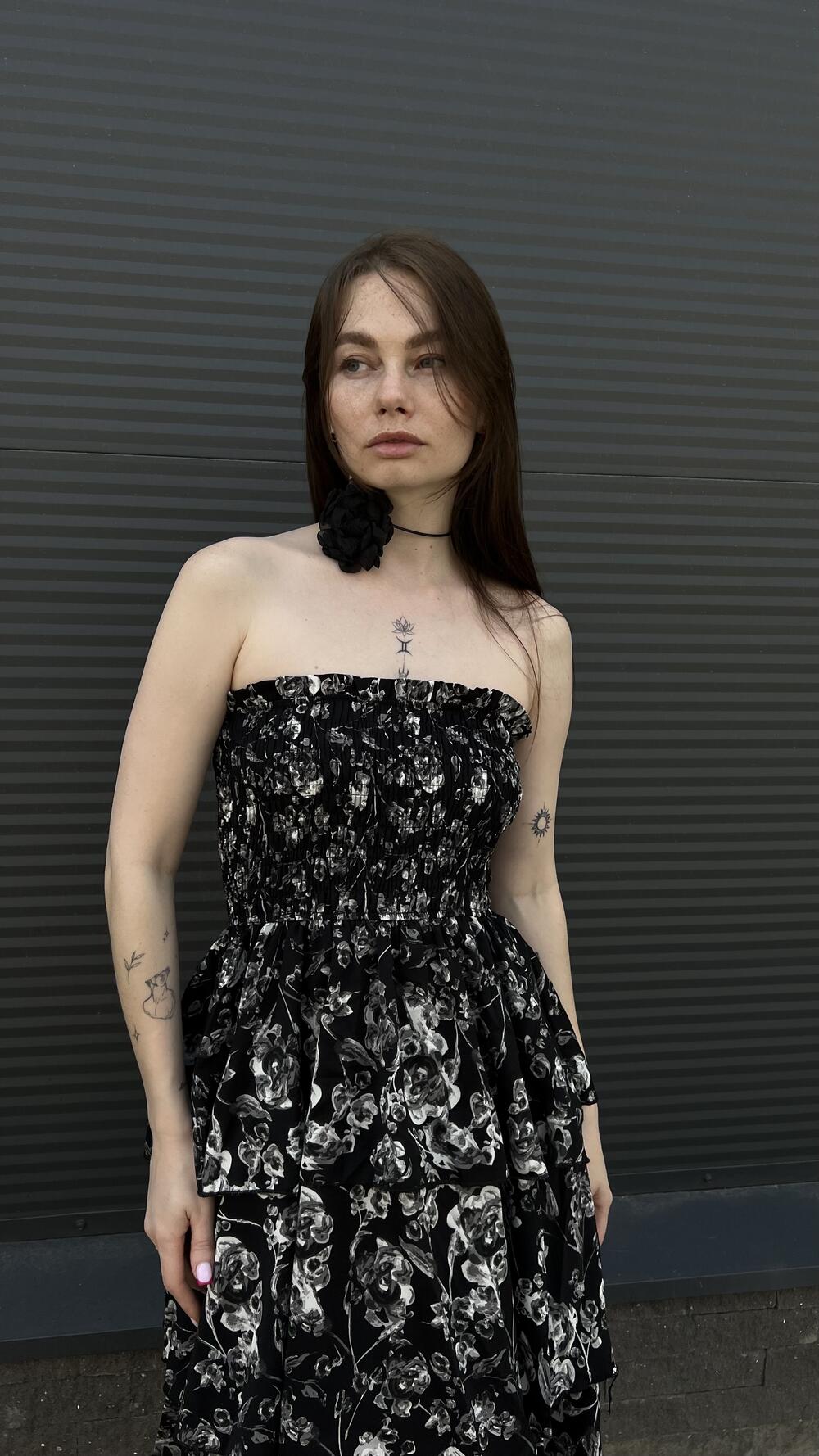 Сарафан з принтом троянди з воланами та чокером S, Чорний