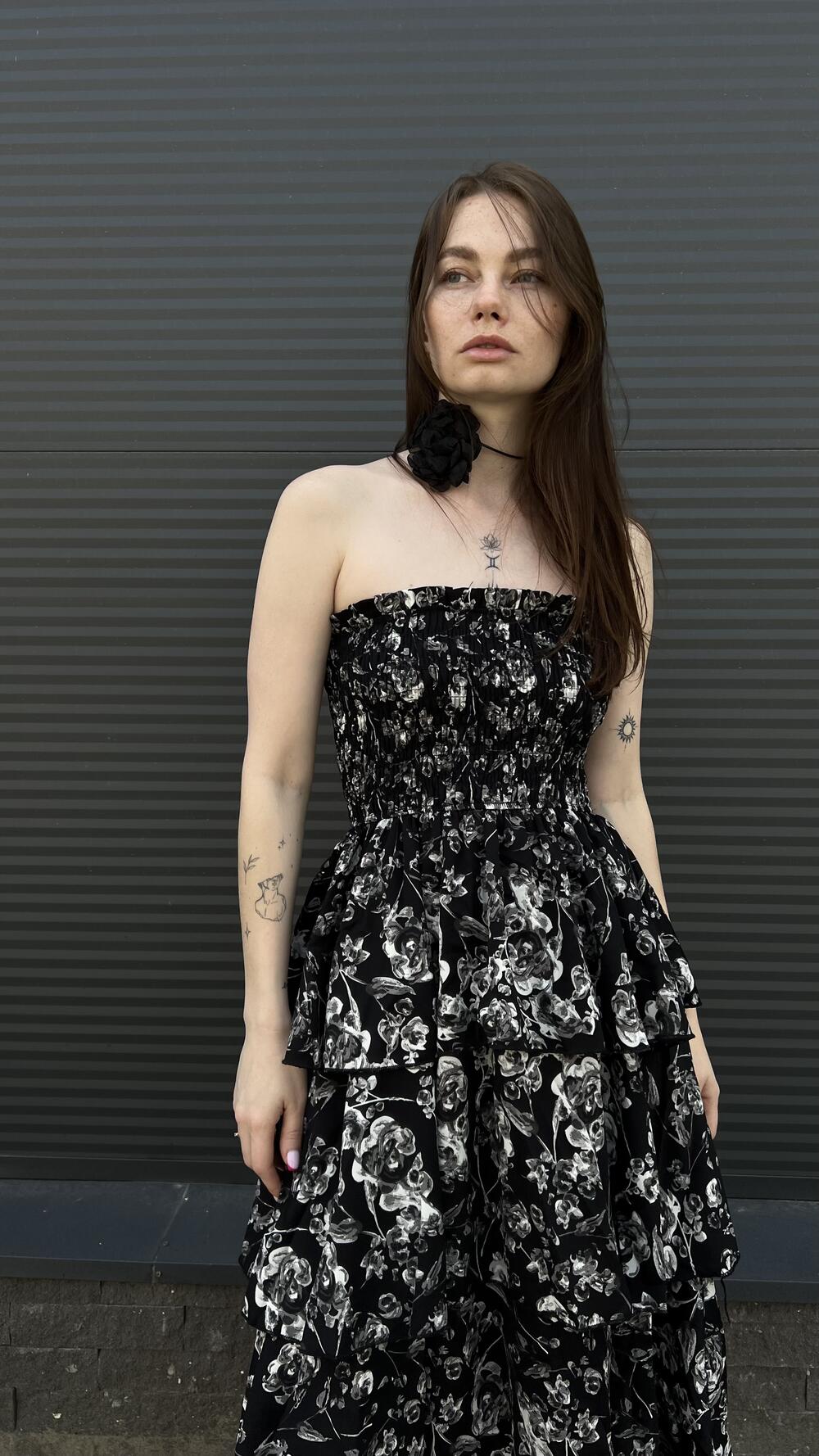 Сарафан з принтом троянди з воланами та чокером S, Чорний