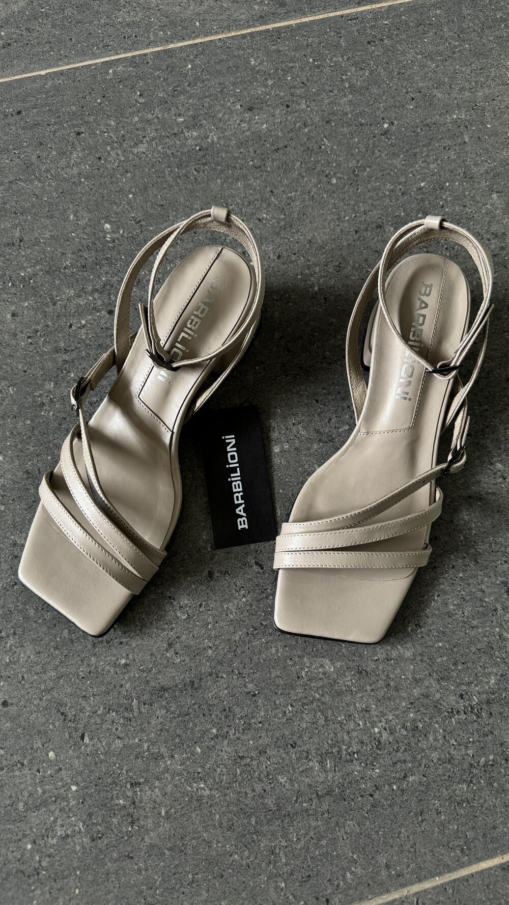 Босоніжки шкіряні на низьких підборах Barbilioni 37, Бежевий
