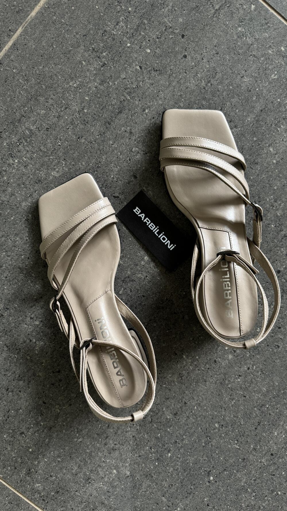 Босоніжки шкіряні на низьких підборах Barbilioni 37, Бежевий