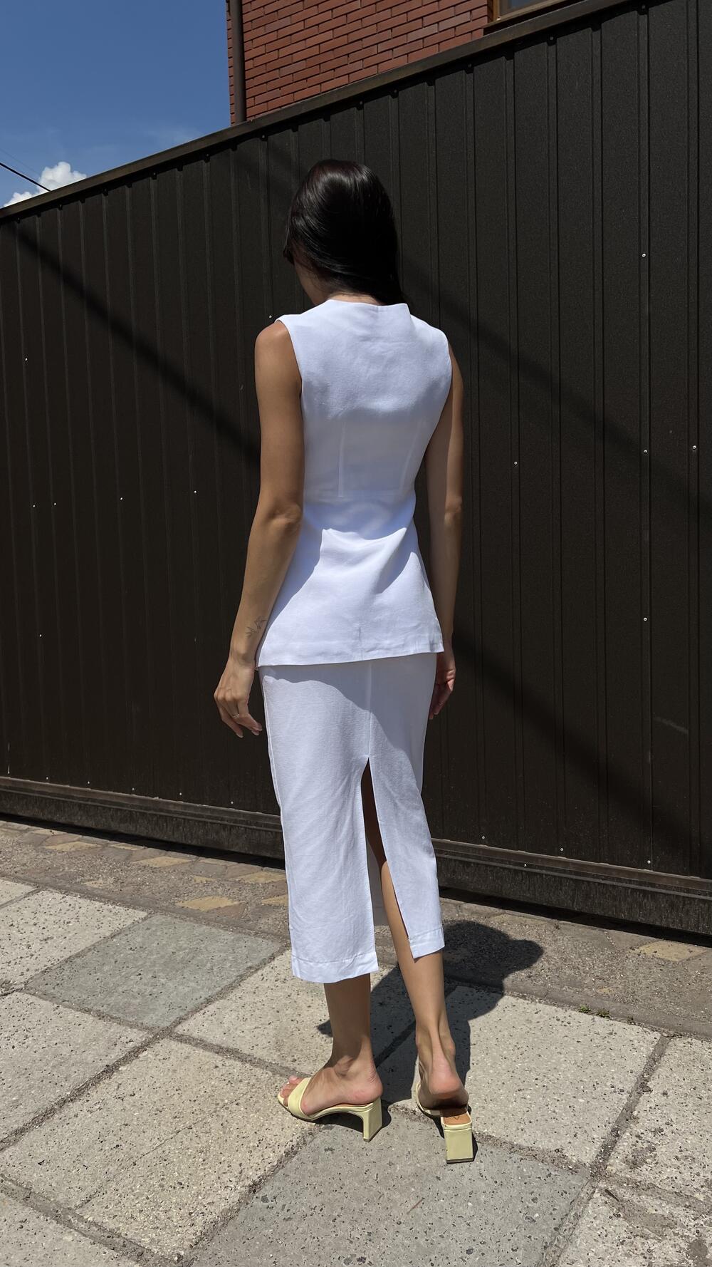 Костюм з подовженим жилетом та спідничкою Efil M, Білий